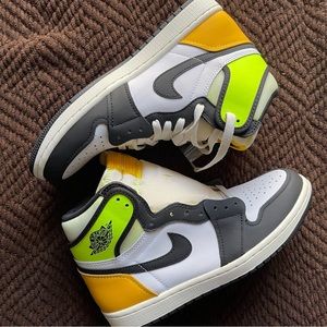 AIR JORDAN 1 RETRO HIGH OG
"Volt Gold"
